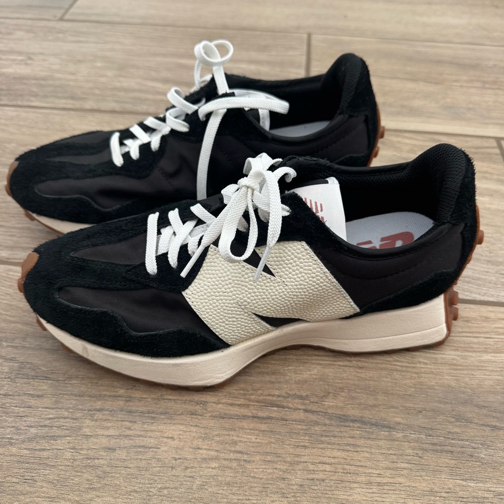 New Balance 327 women’s sneakers
